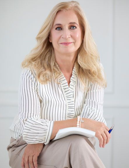 Roswitha Stark, Aurachirurgin und Autorin, lächelt freundlich in die Kamera